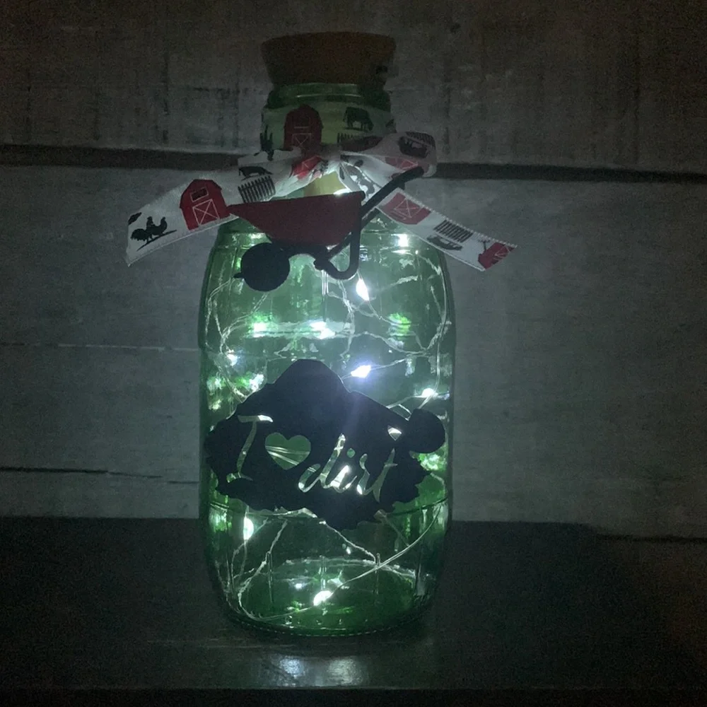 ‘I ❤️ Dirt’ logo green barrel solar lantern
